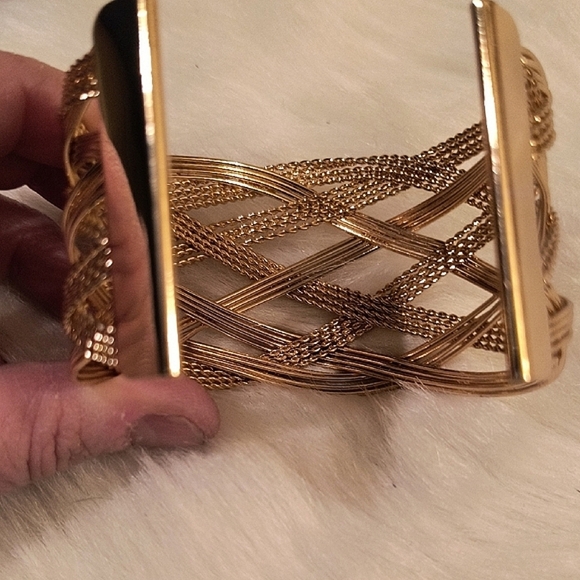Beautiful Gold Tone Women's Cuff Bracelet - Picture 3 of 4